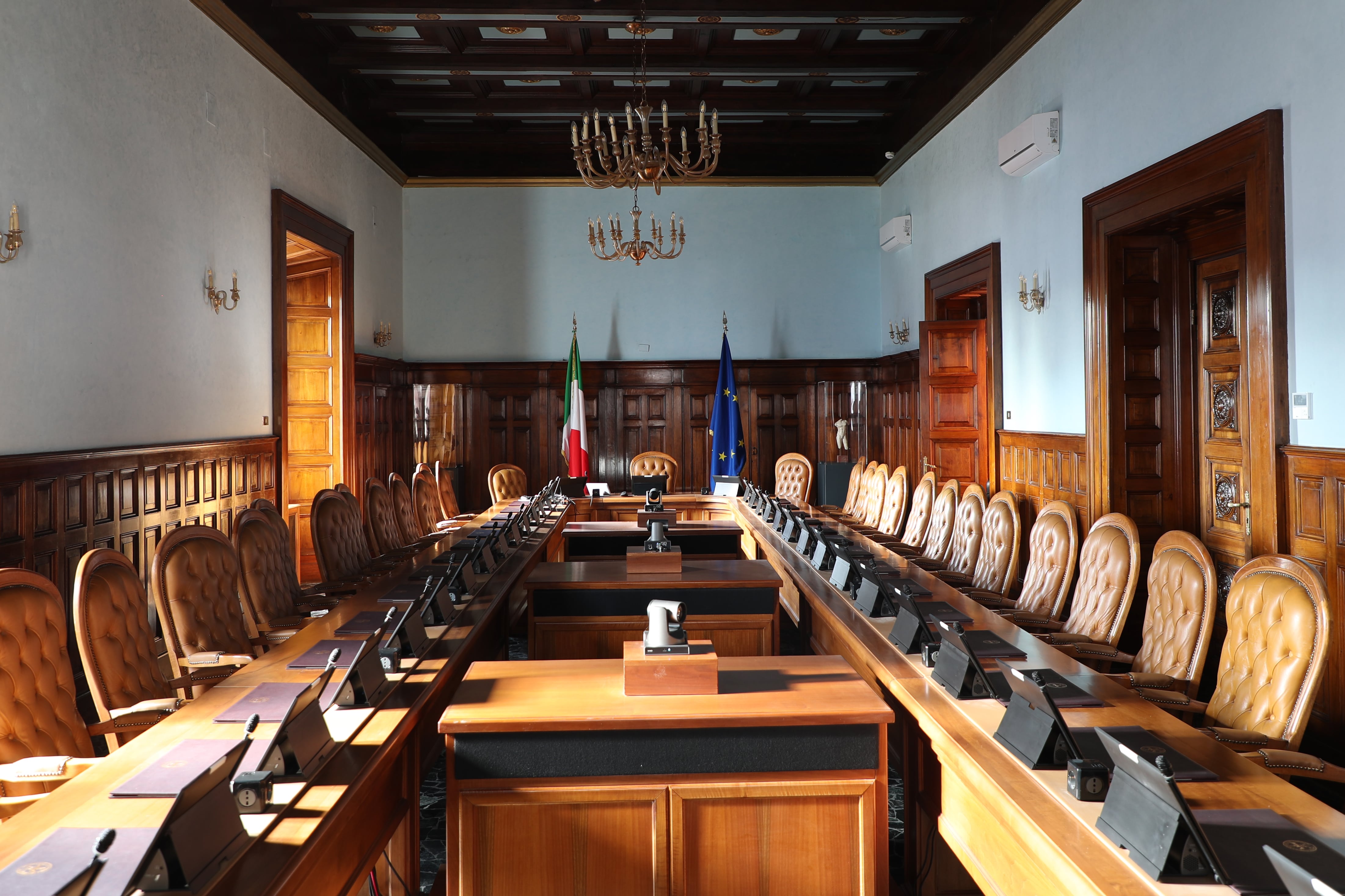 Interno della sala Falcone con serie di PC e tavoli lunghi