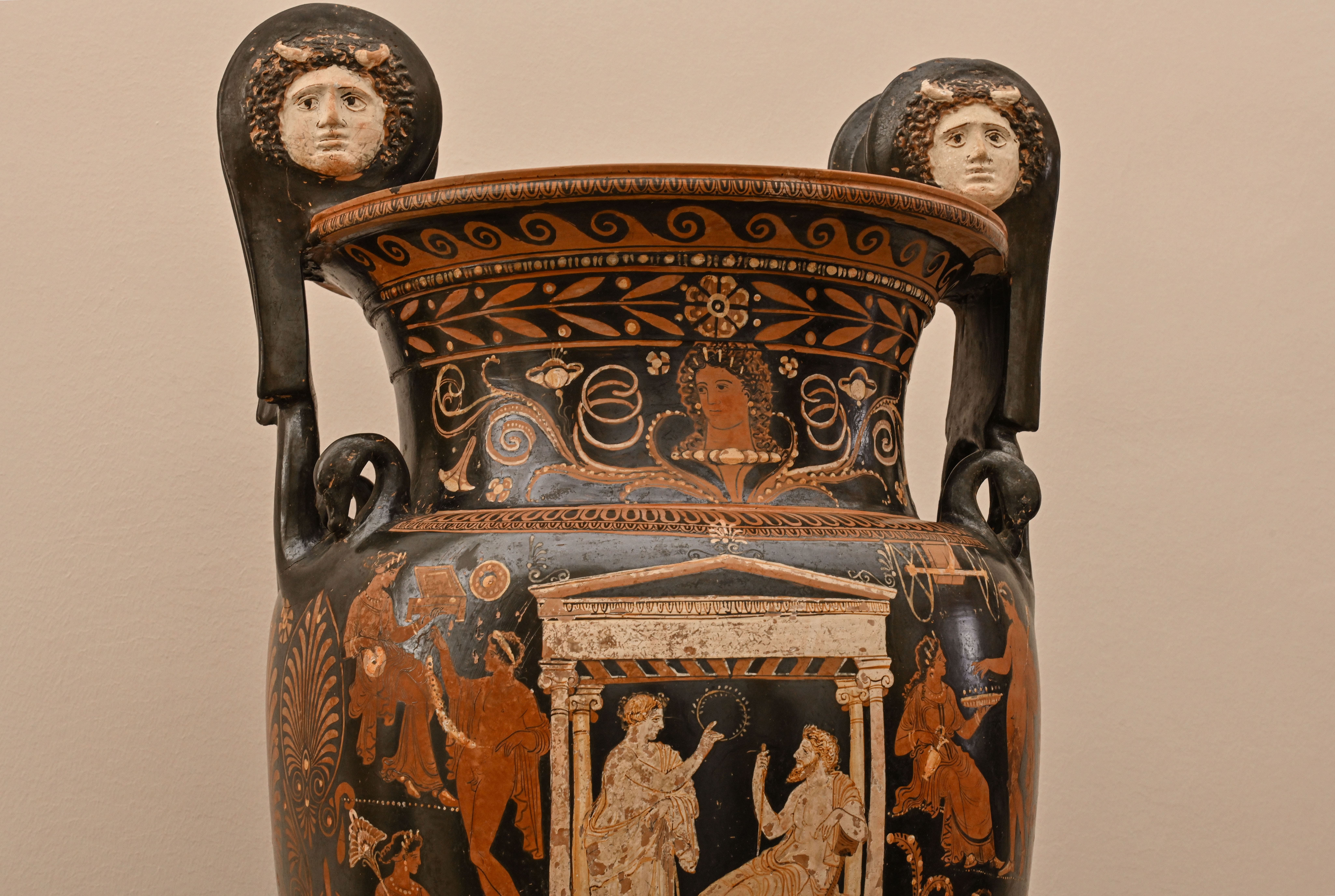 immagine della parte superiore del cratere a mascheroni apulo a figure rosse