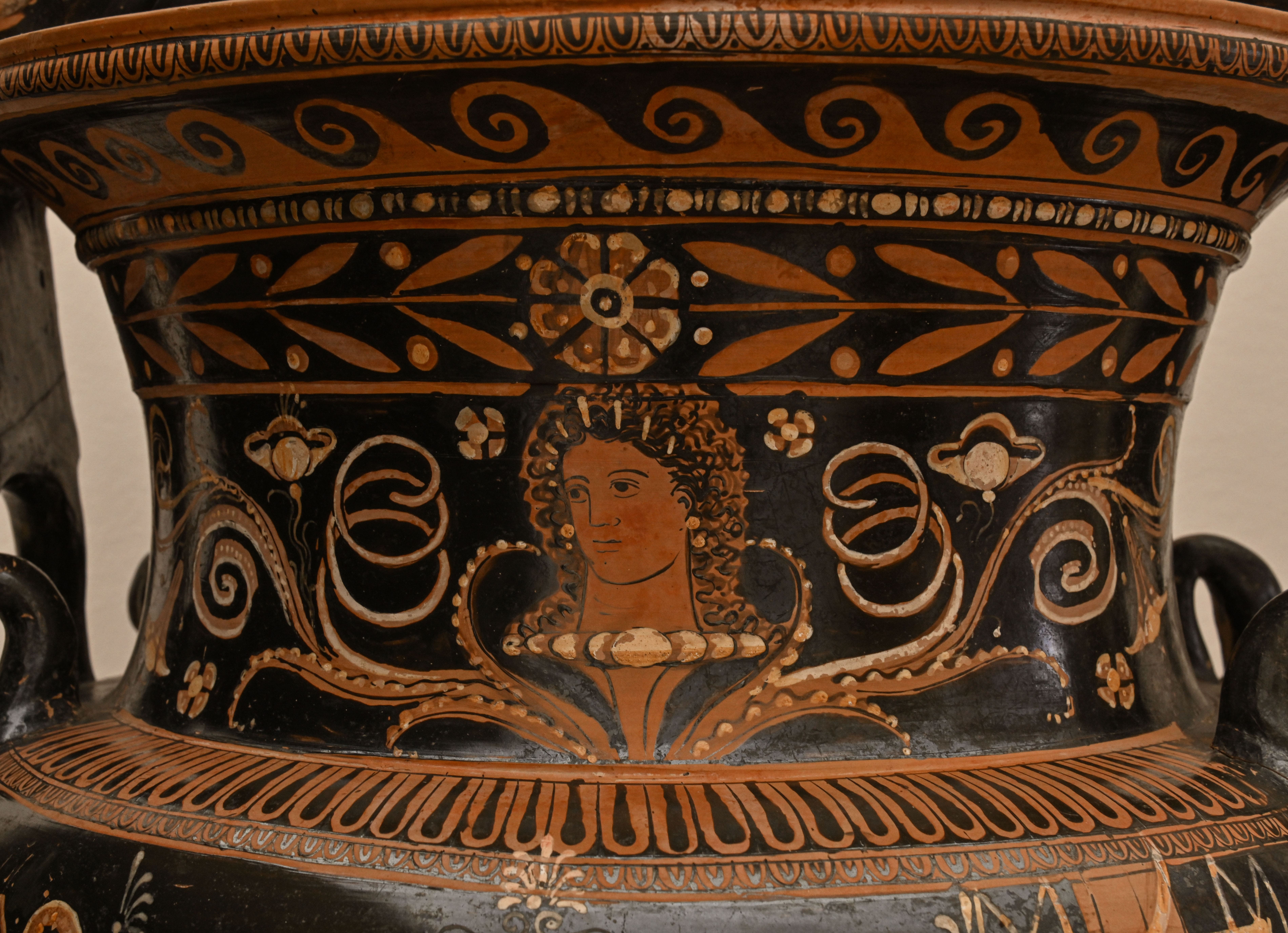 immagine della parte centrale del cratere a mascheroni apulo a figure rosse