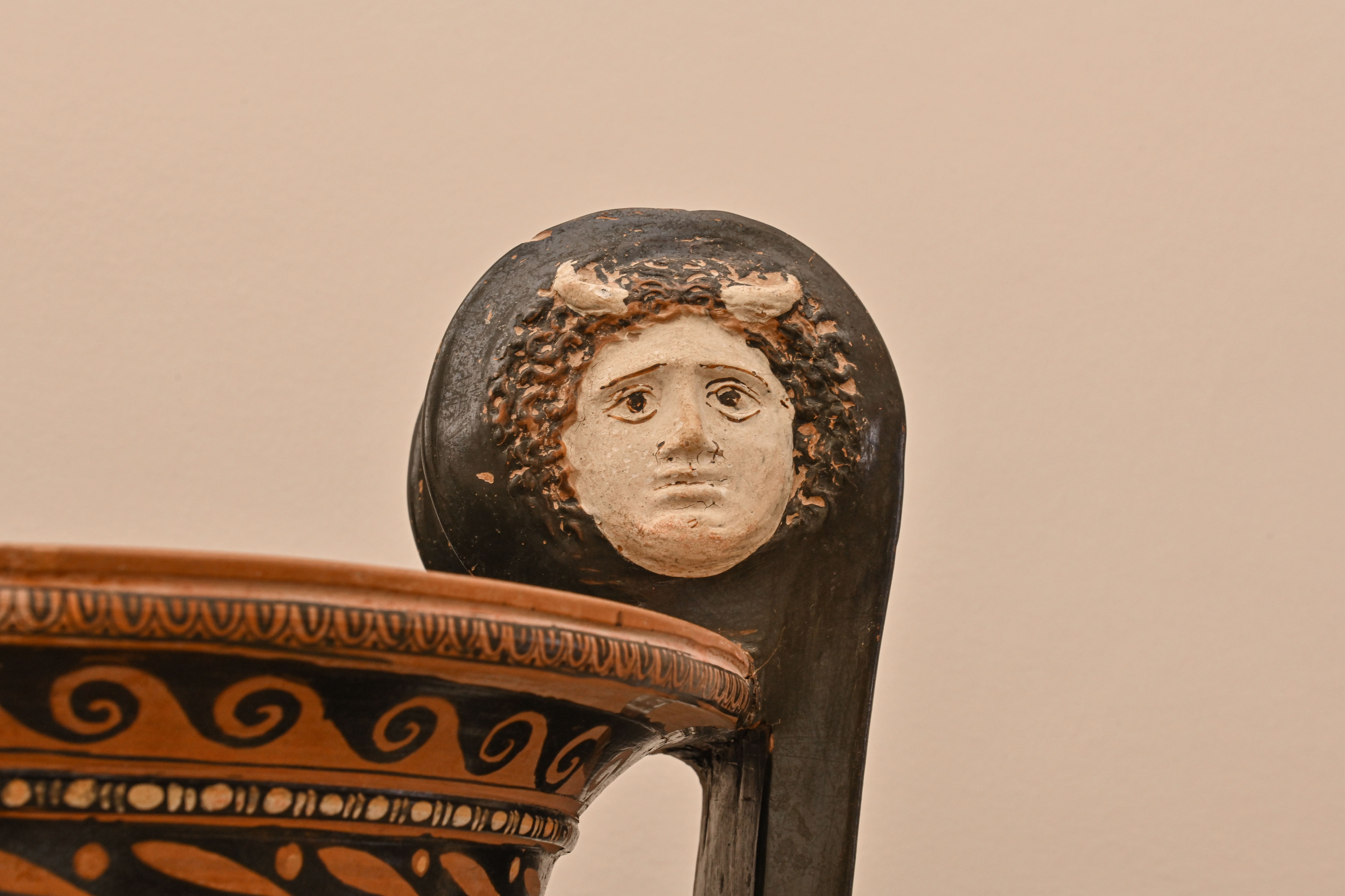 immagine della parte superiore destra del cratere a mascheroni apulo a figure rosse
