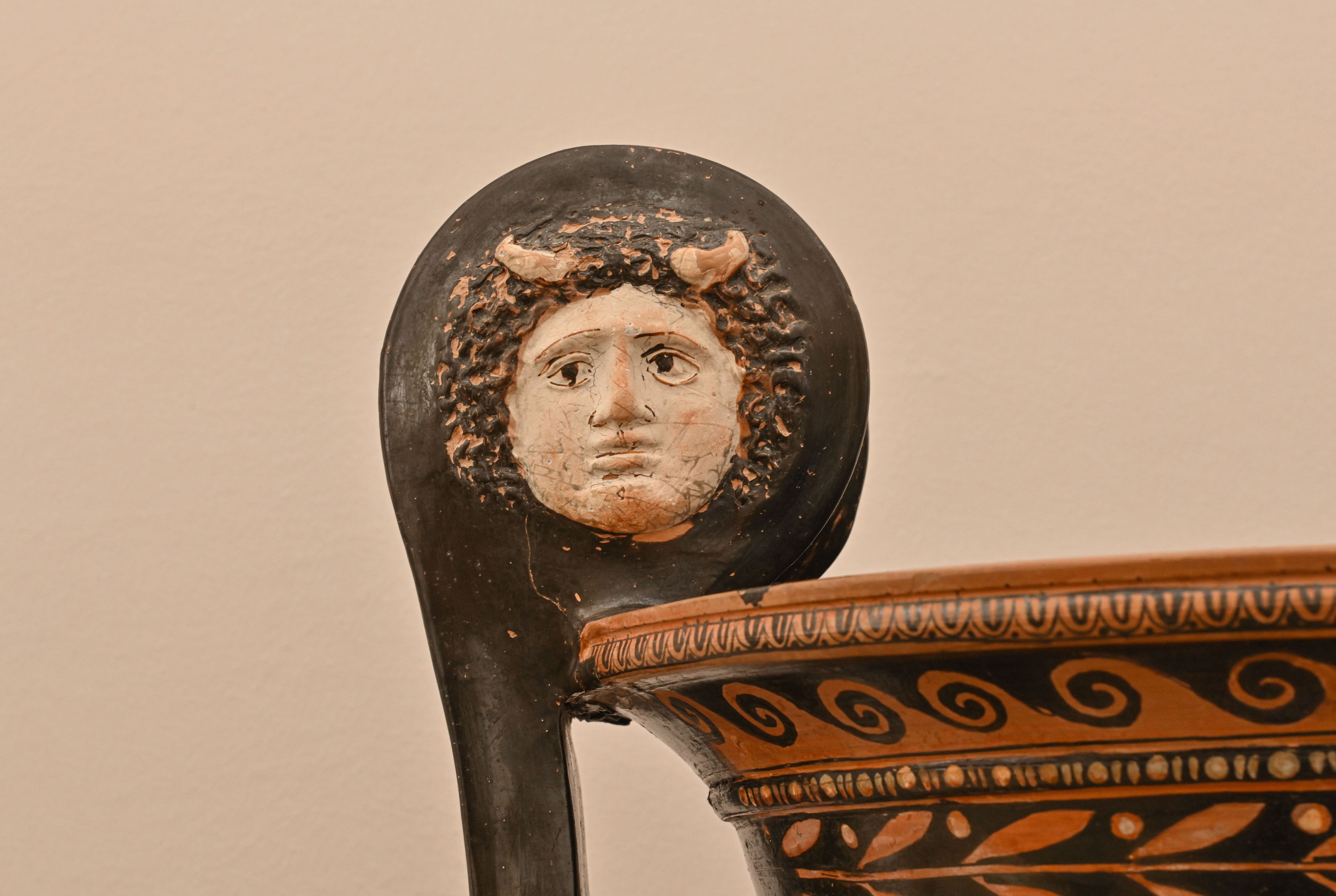 immagine della parte superiore sinistra del cratere a mascheroni apulo a figure rosse
