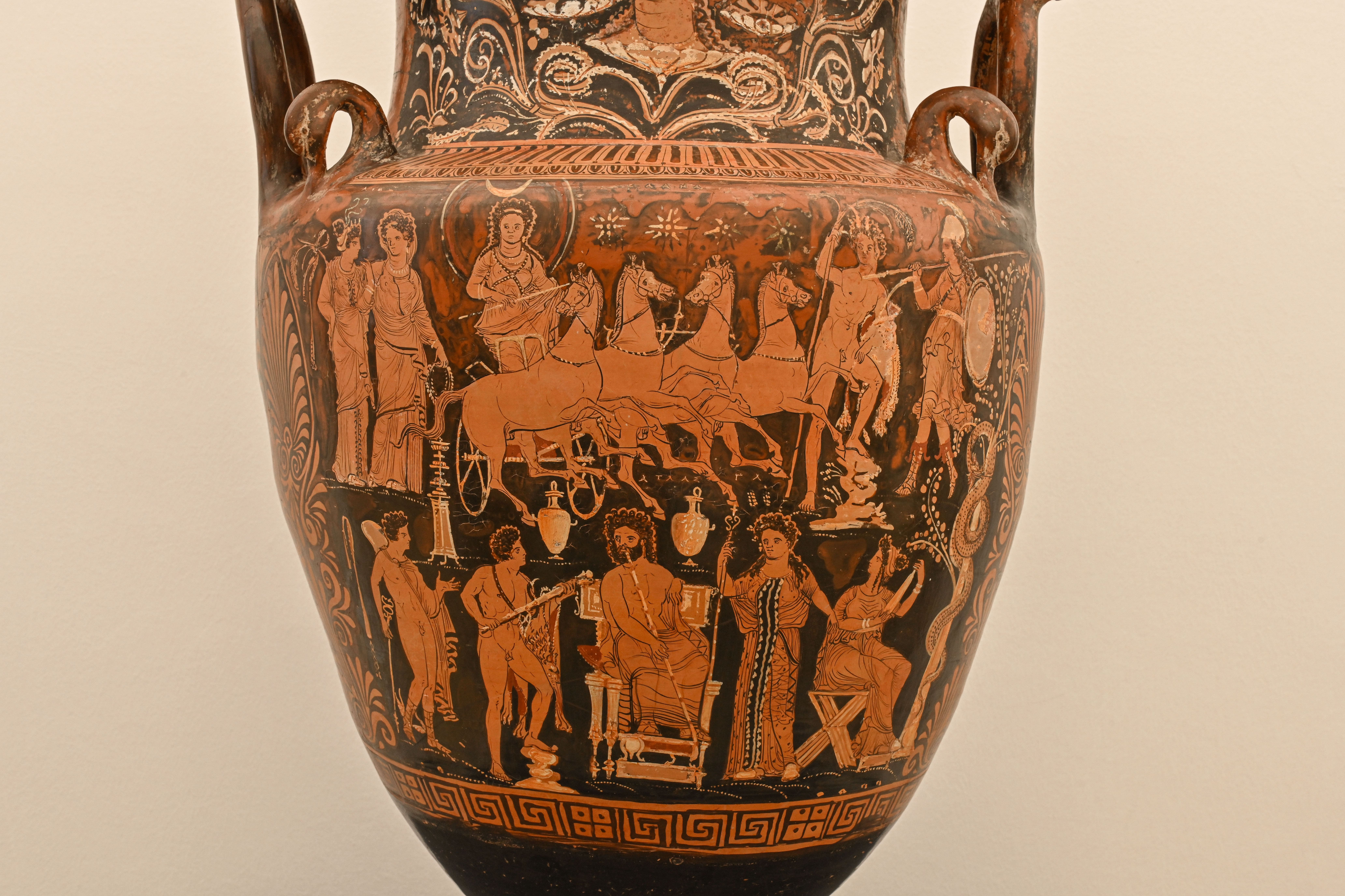immagine della parte centrale del cratere a mascheroni apulo a figure rosse
