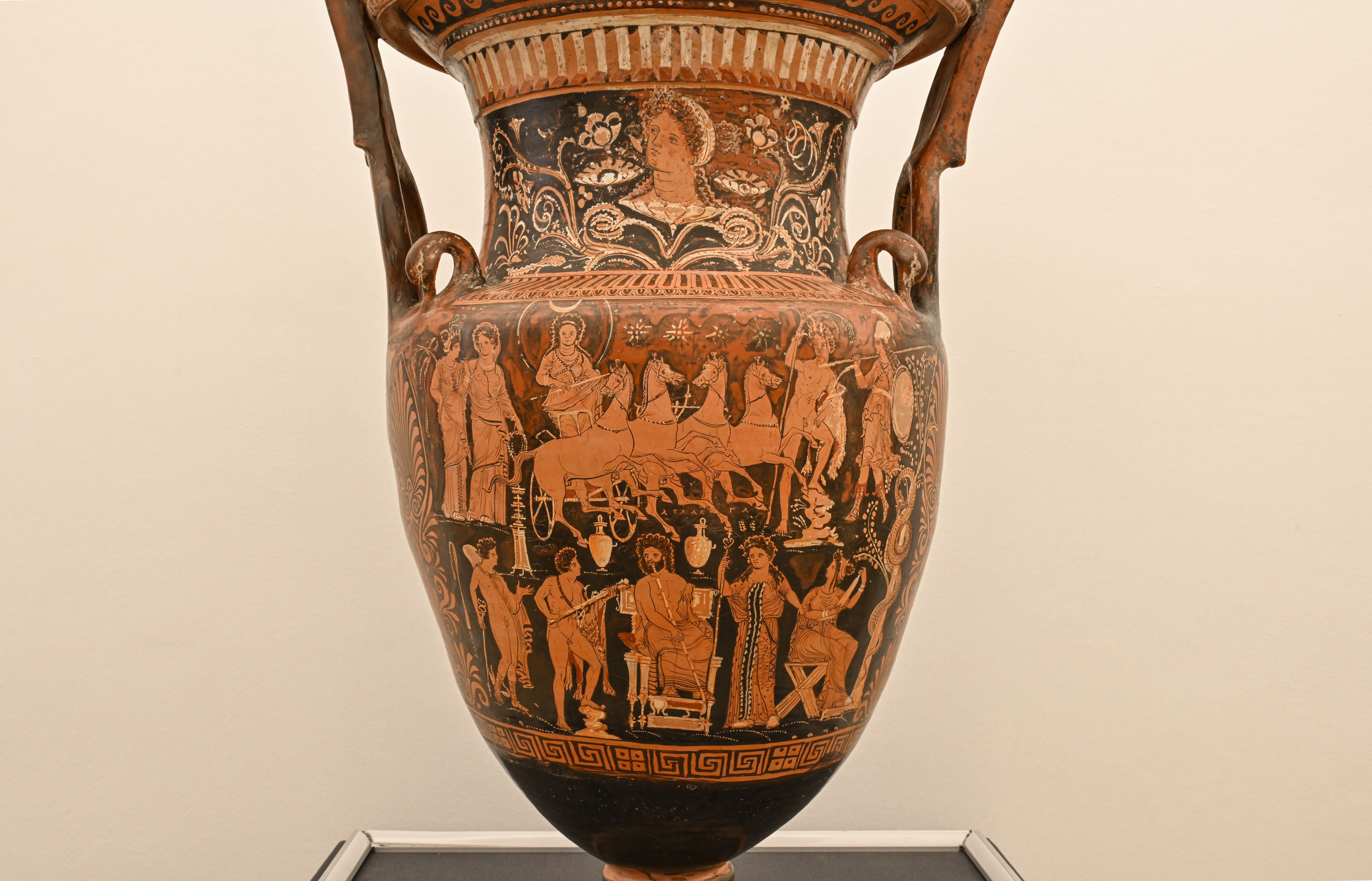immagine della parte centrale del cratere a mascheroni apulo a figure rosse