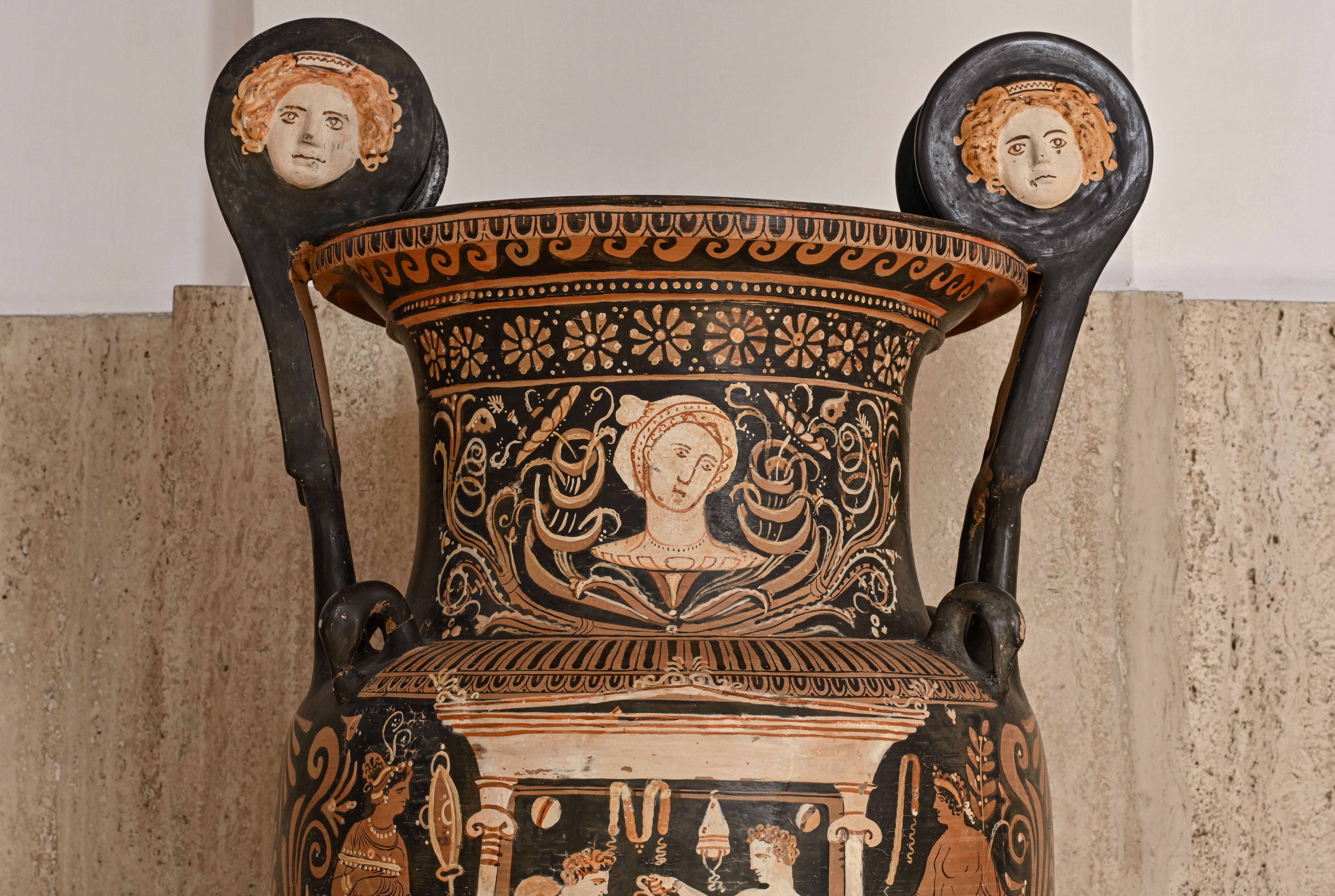 immagine della parte superiore del Cratere a volute