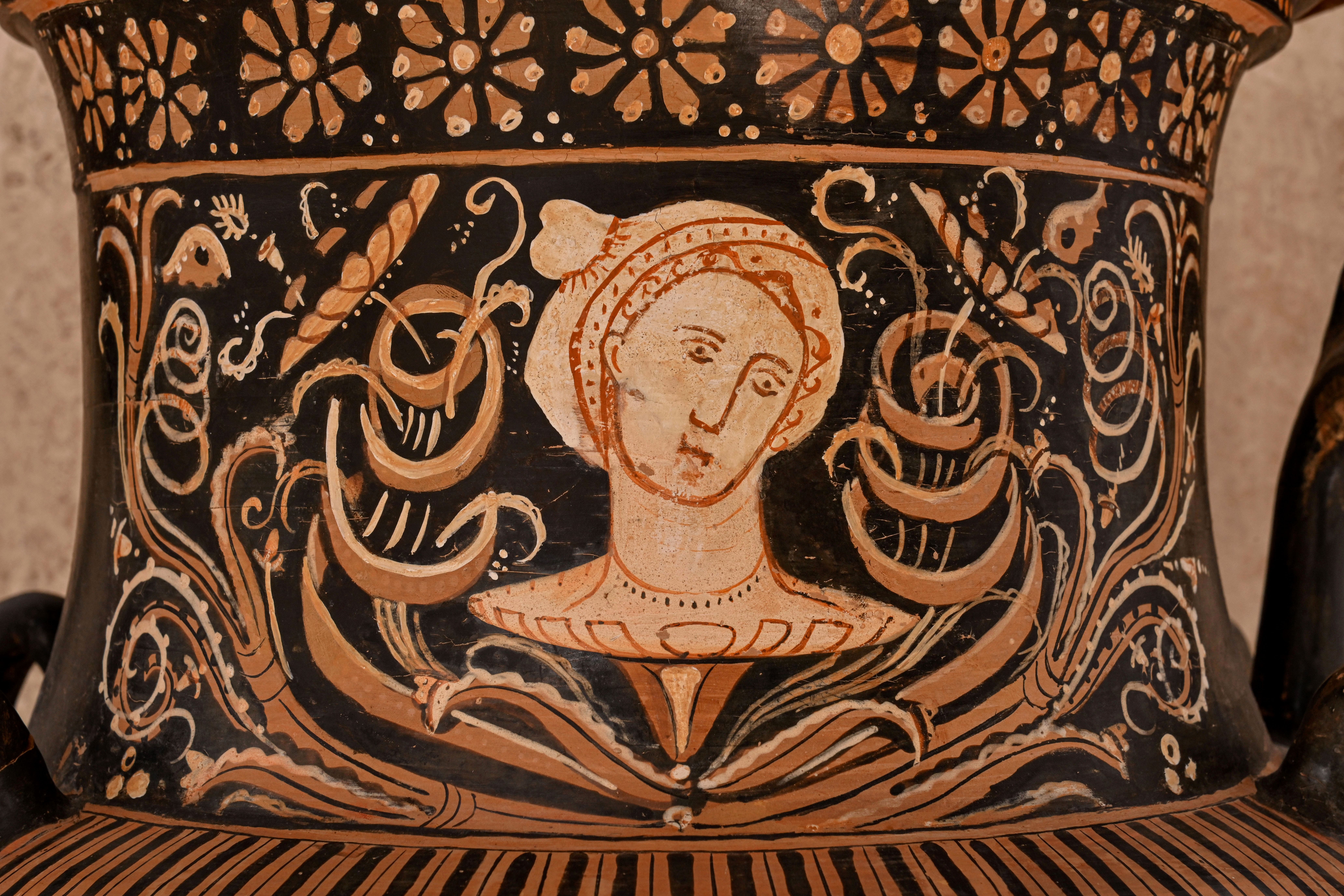 immagine del dettaglio iconografico della parte superiore del cratere a volute