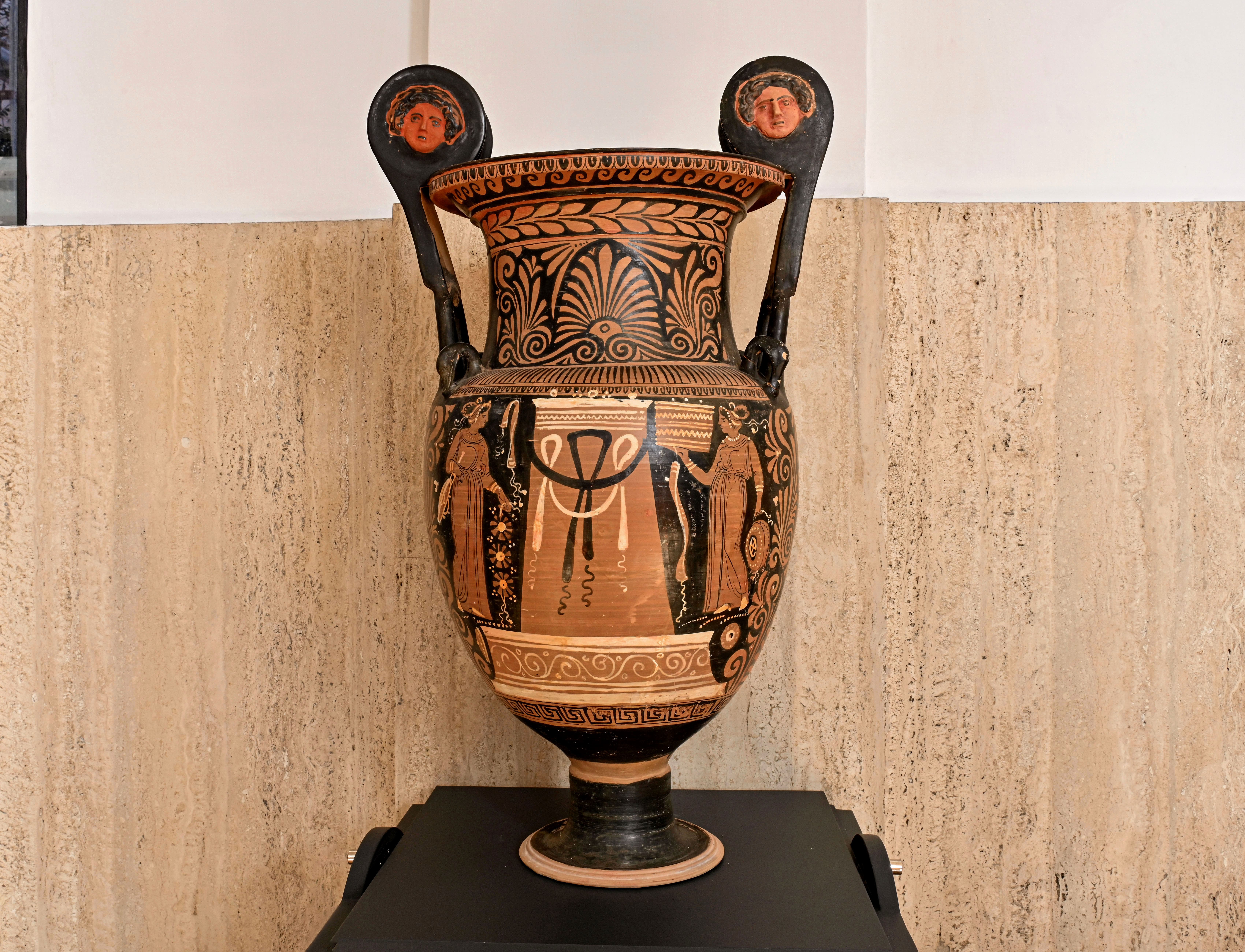 immagine intera del cratere a volute