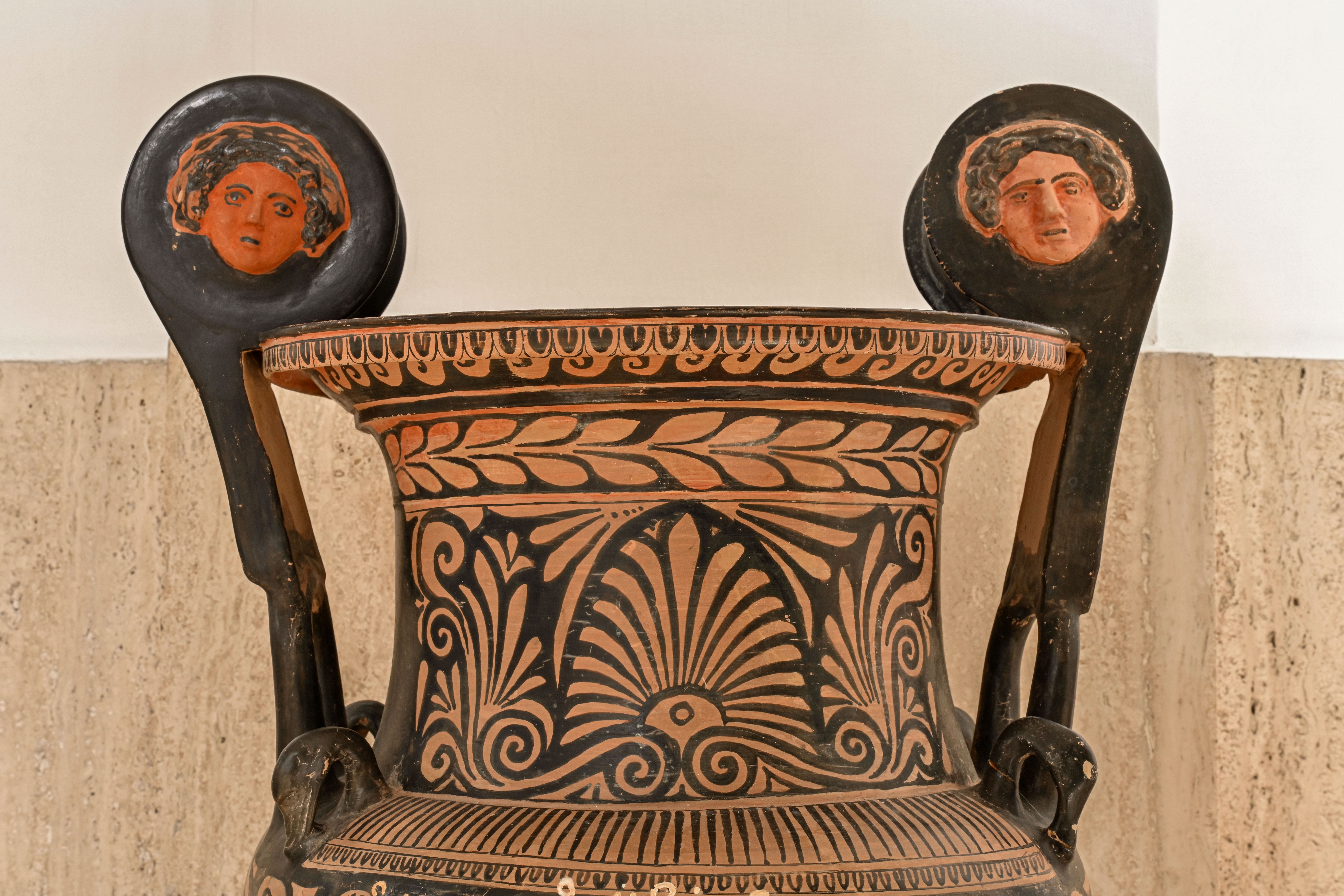 immagine del dettaglio superiore del cratere a volute