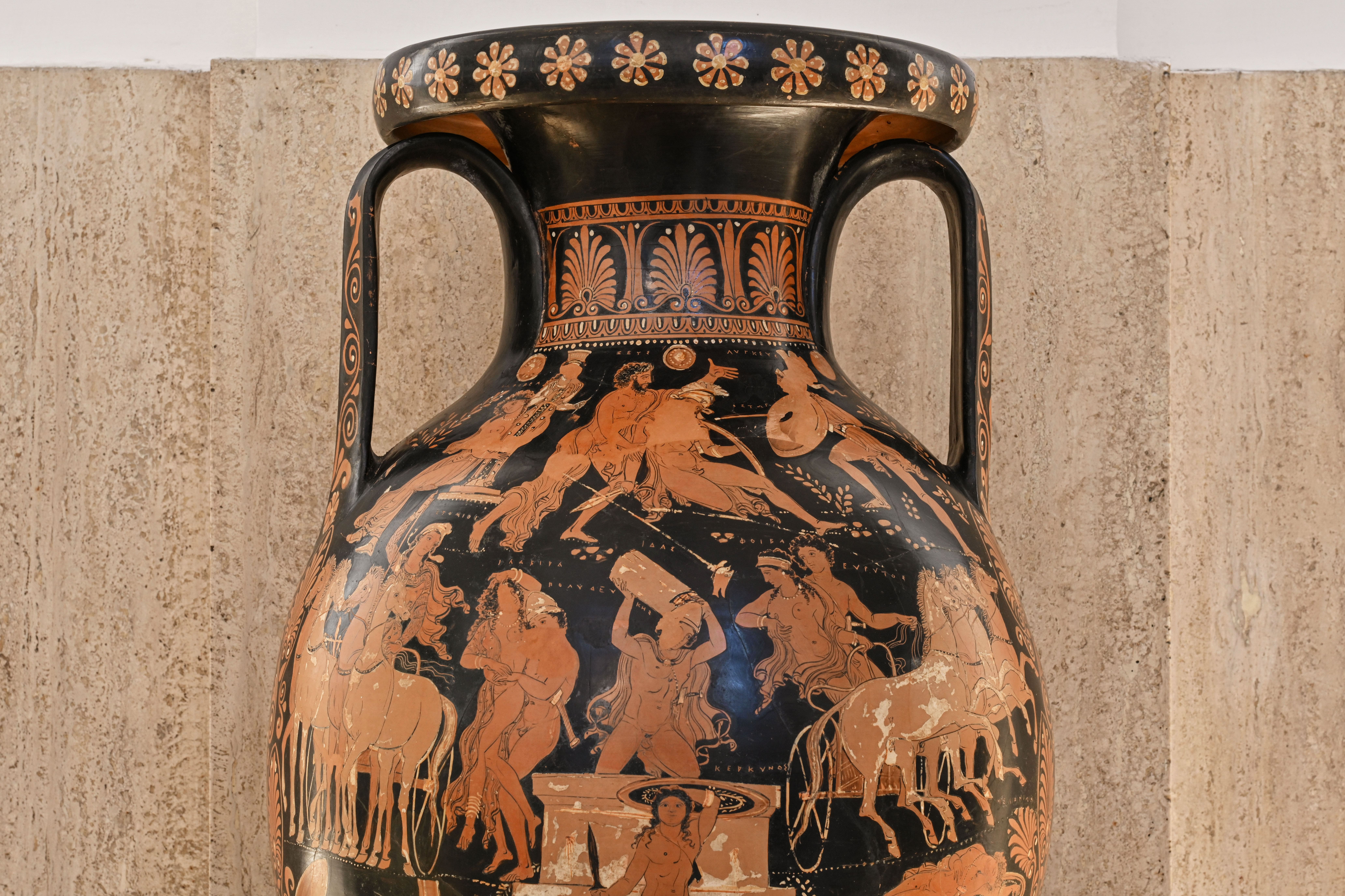 immagine della parte superiore della Pelike apula a figure rosse