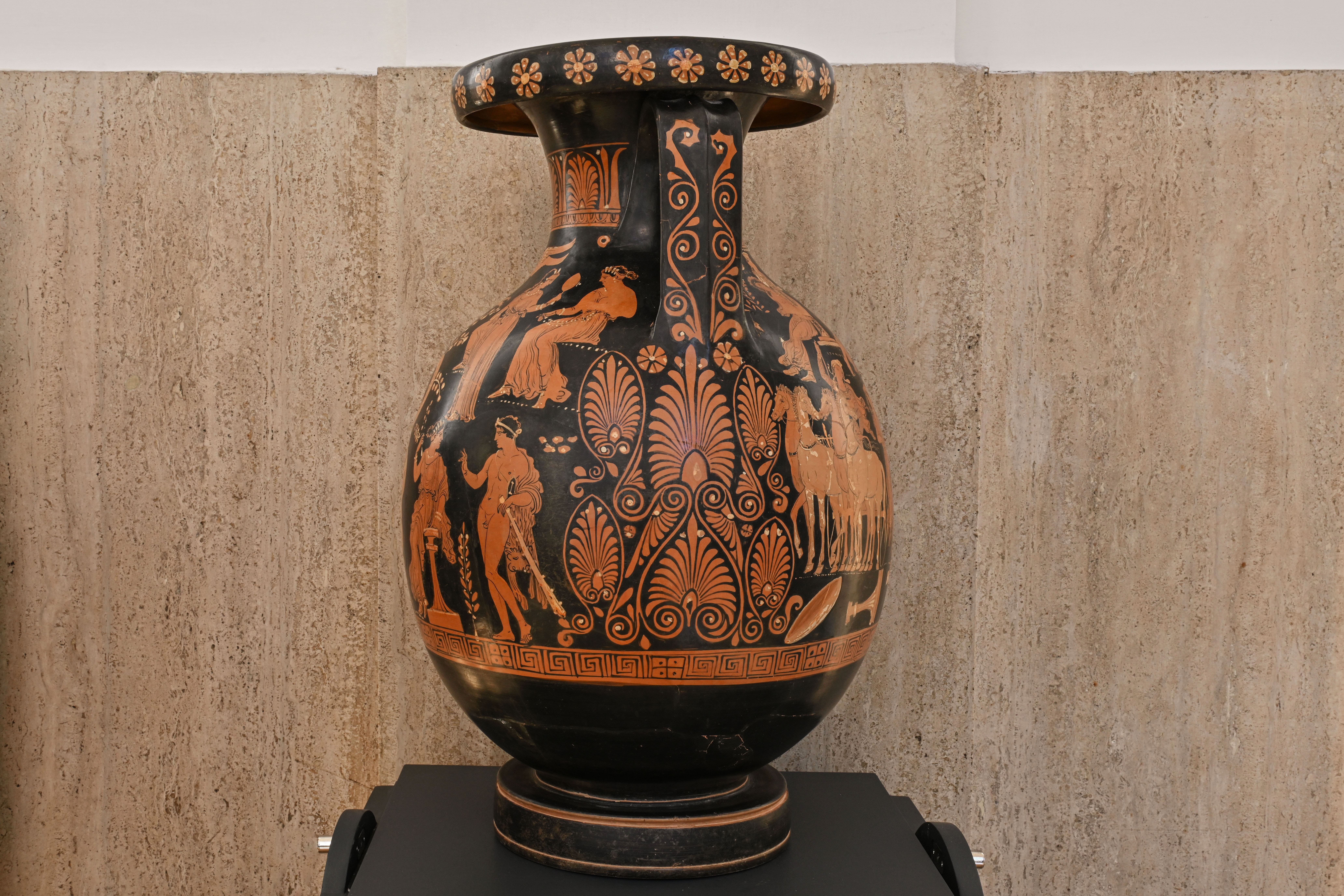 immagine laterale della Pelike apula a figure rosse