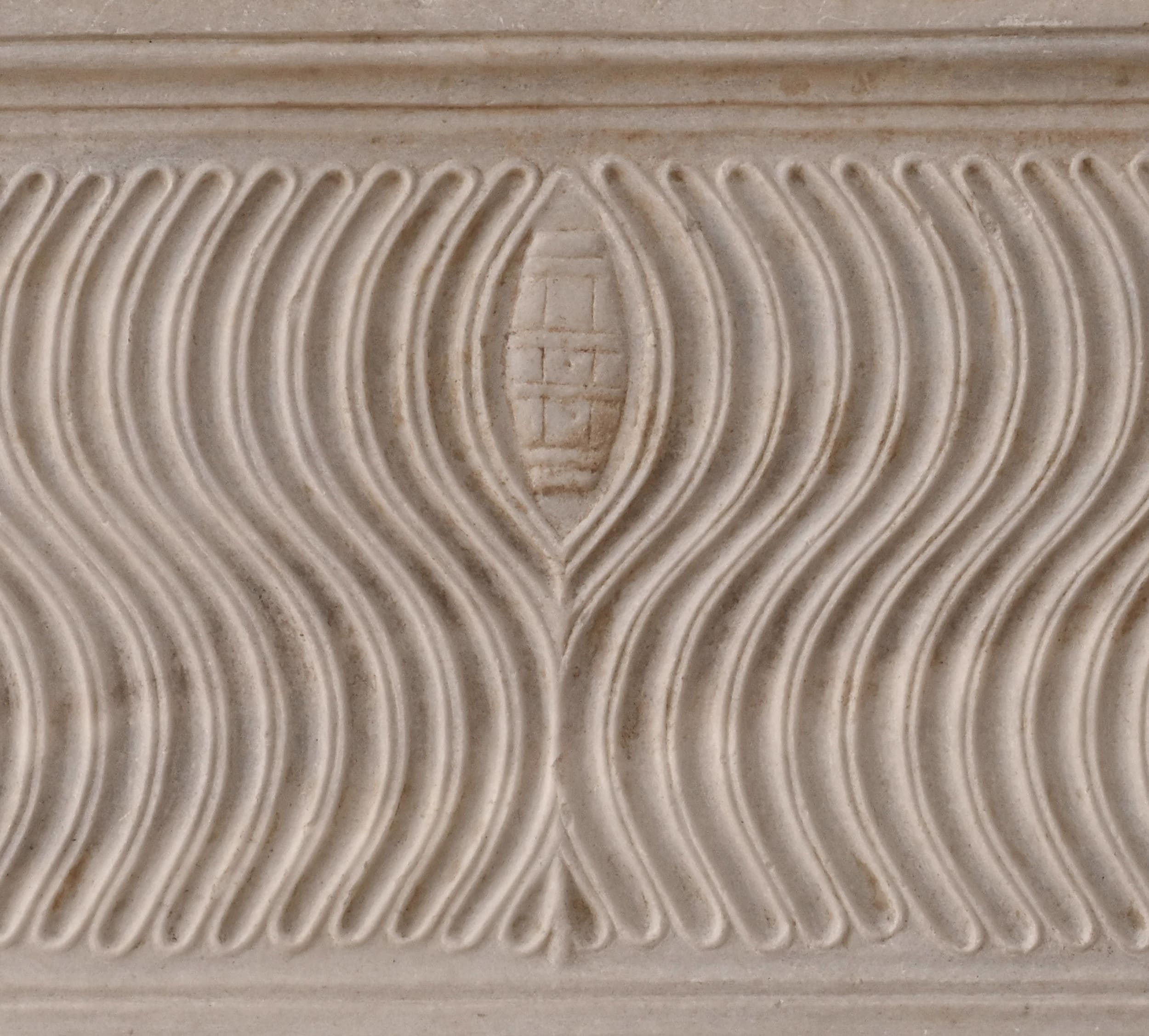 immagine del dettaglio centrale del sarcofago con eroti funari