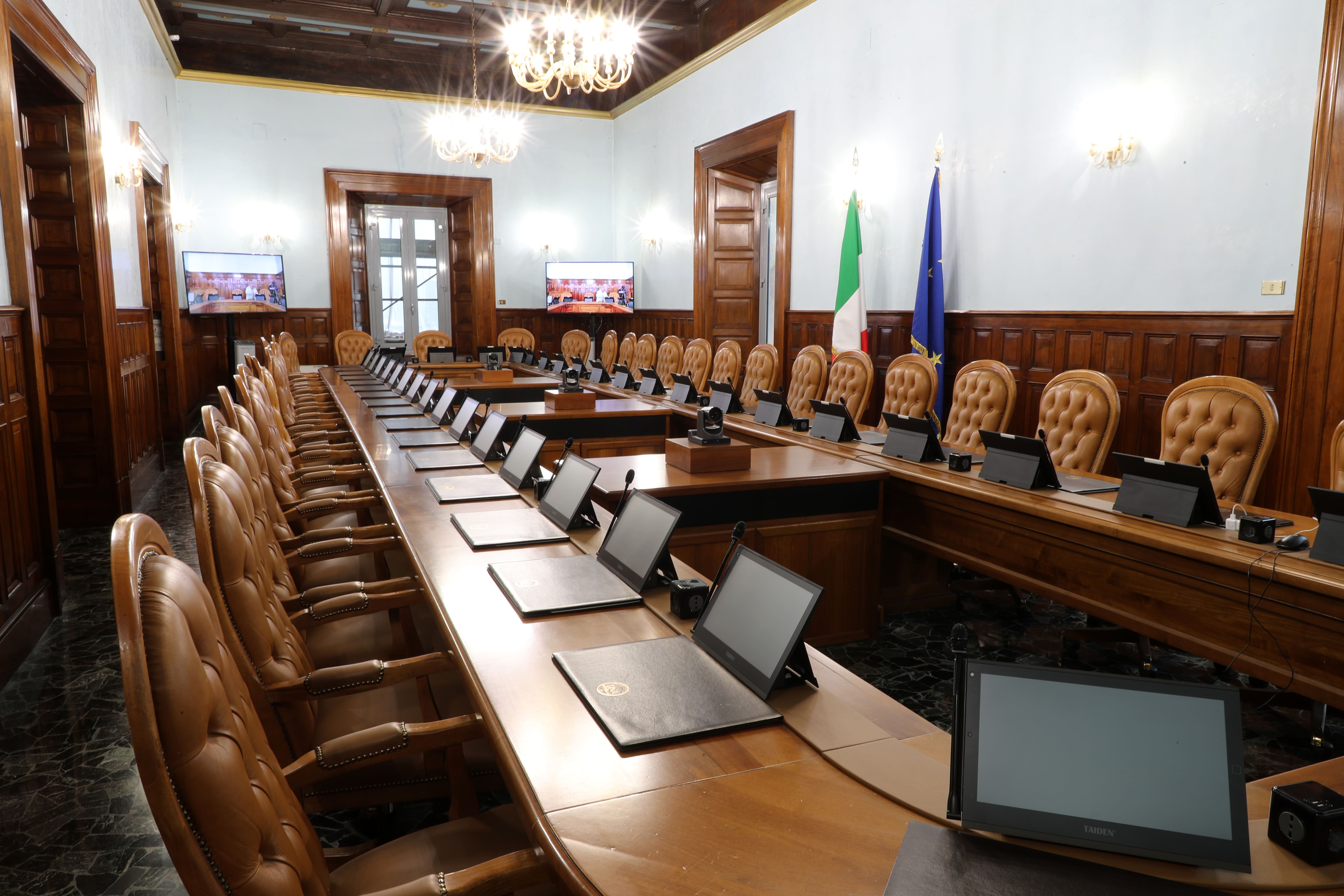 Interno della sala Falcone con serie di PC e tavolo lungo