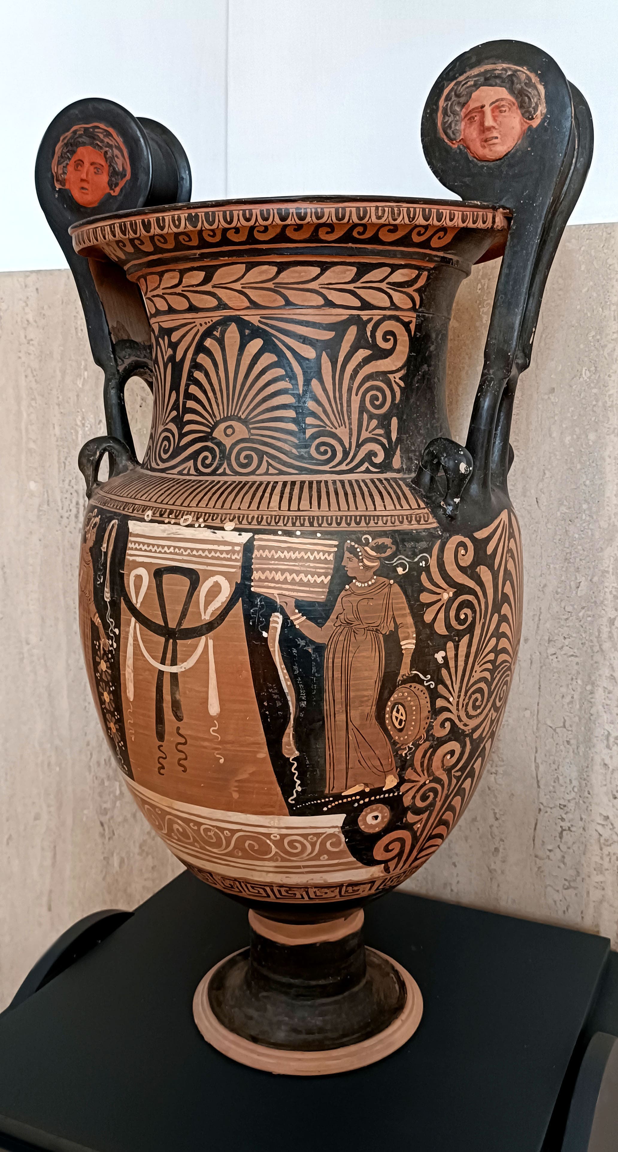 immagine del retro del cratere a volute