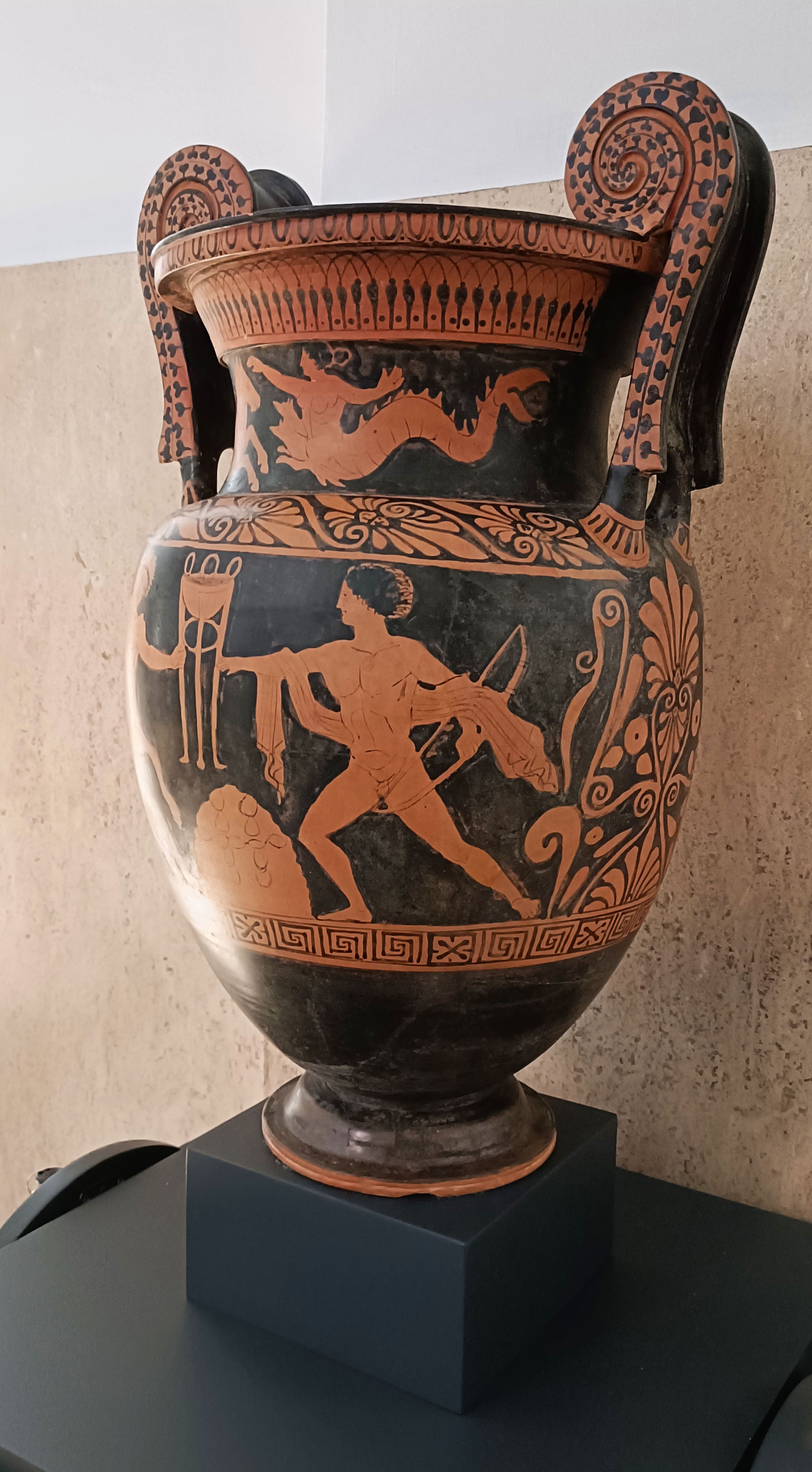 immagine intera del cratere a volute di fabbrica italiota a figure rosse
