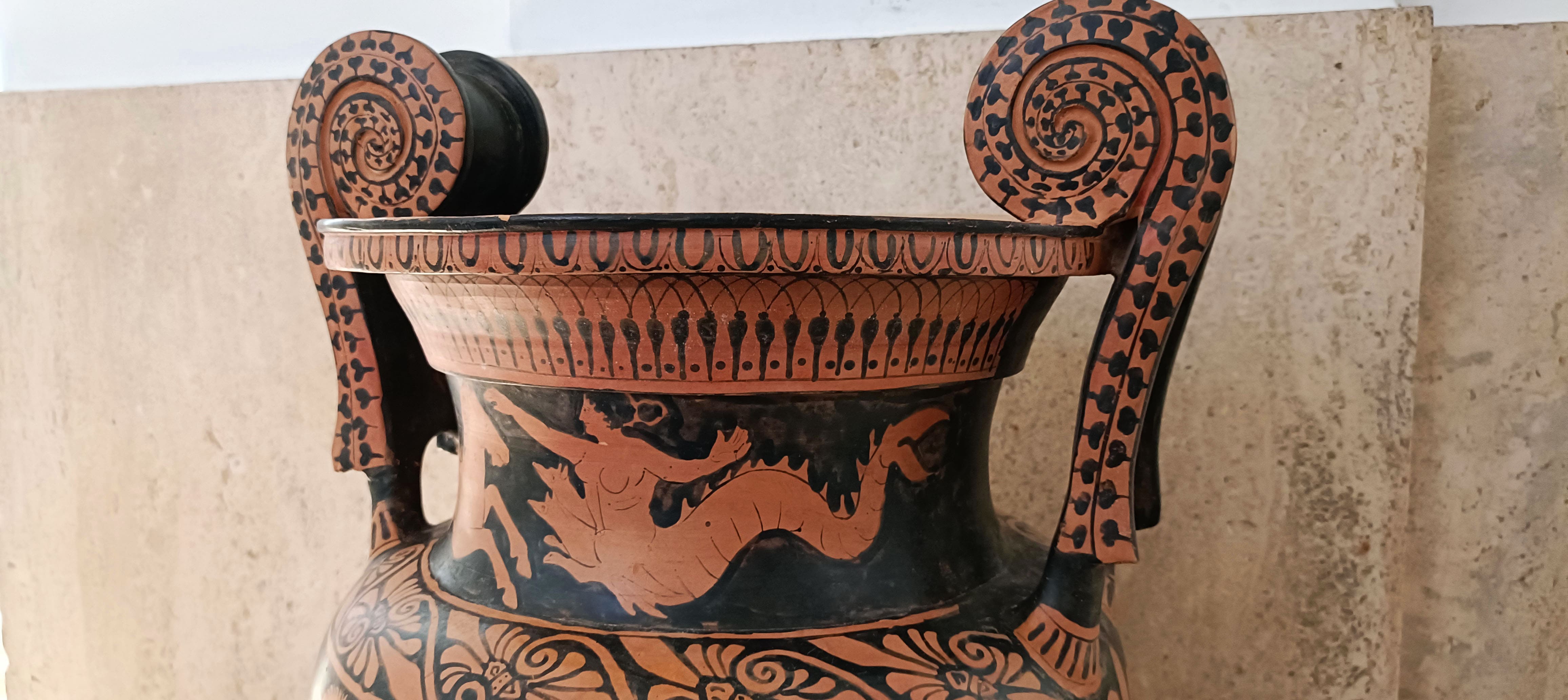 parte superiore del cratere a volute di fabbrica italiota a figure rosse