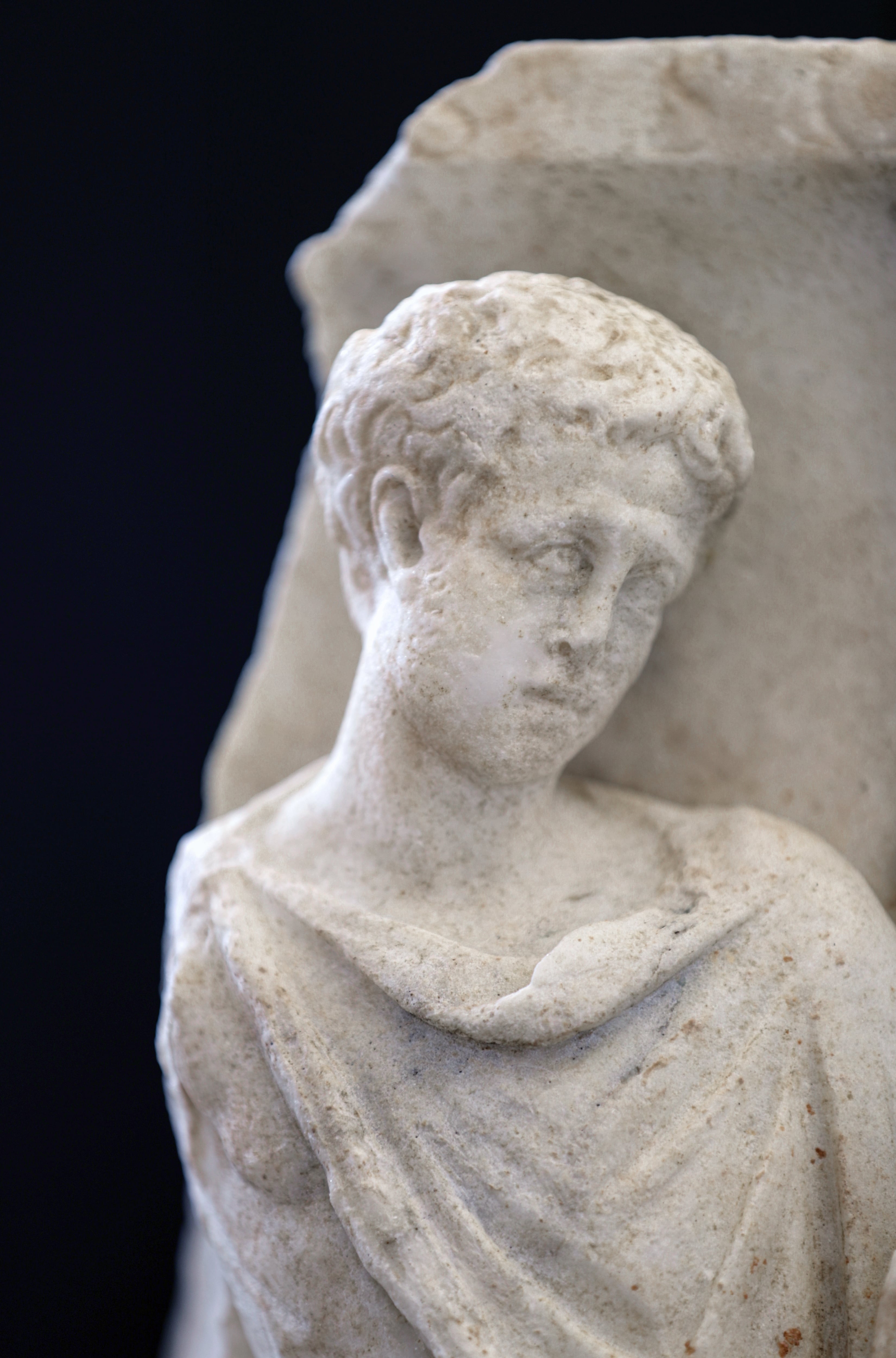 immagine di dettaglio della testa destra del rilievo con due figure maschili che rappresentano la partenza del guerriero