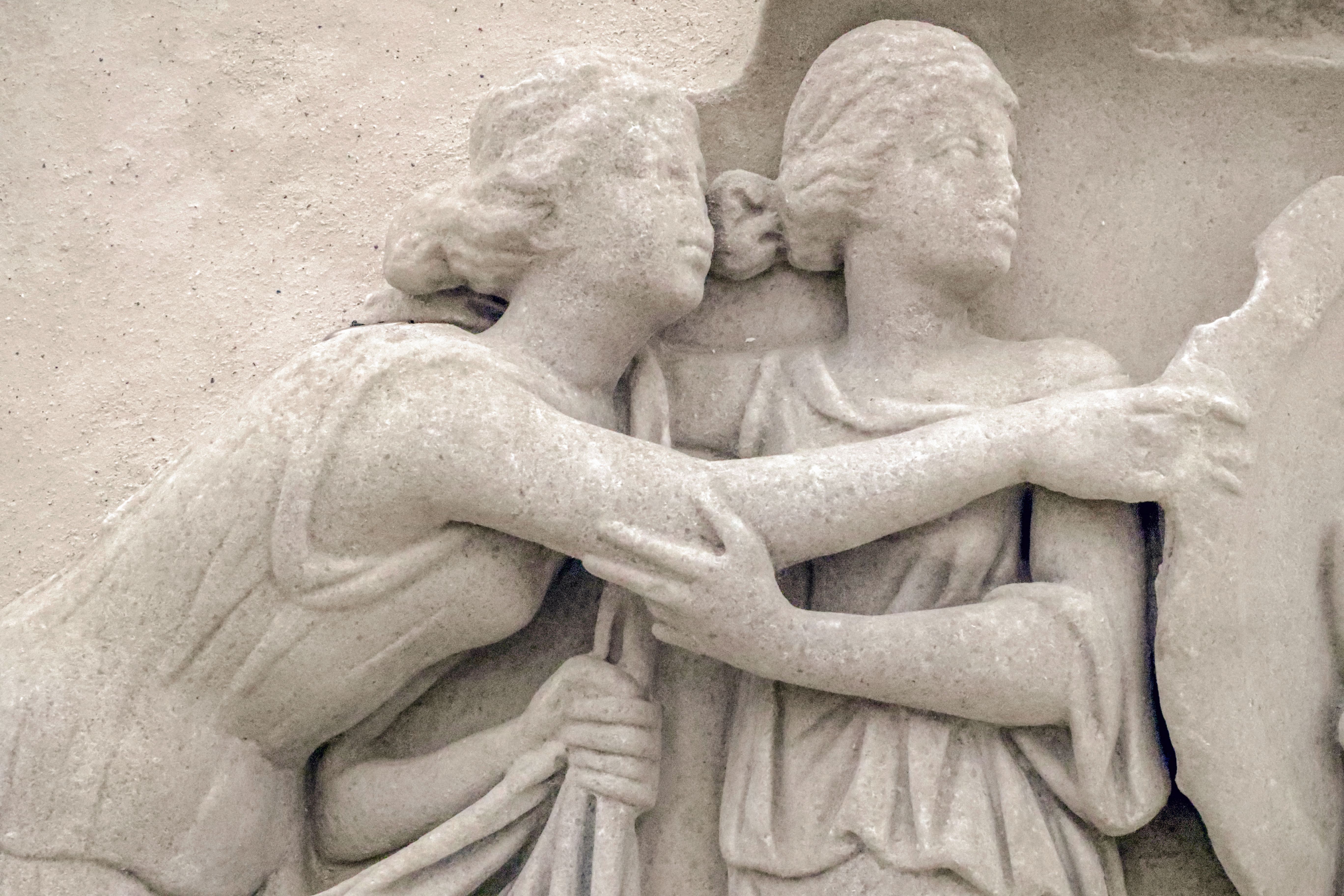 immagine di un dettaglio del marmo in rilievo con raffigurazione del Ratto di Persefone