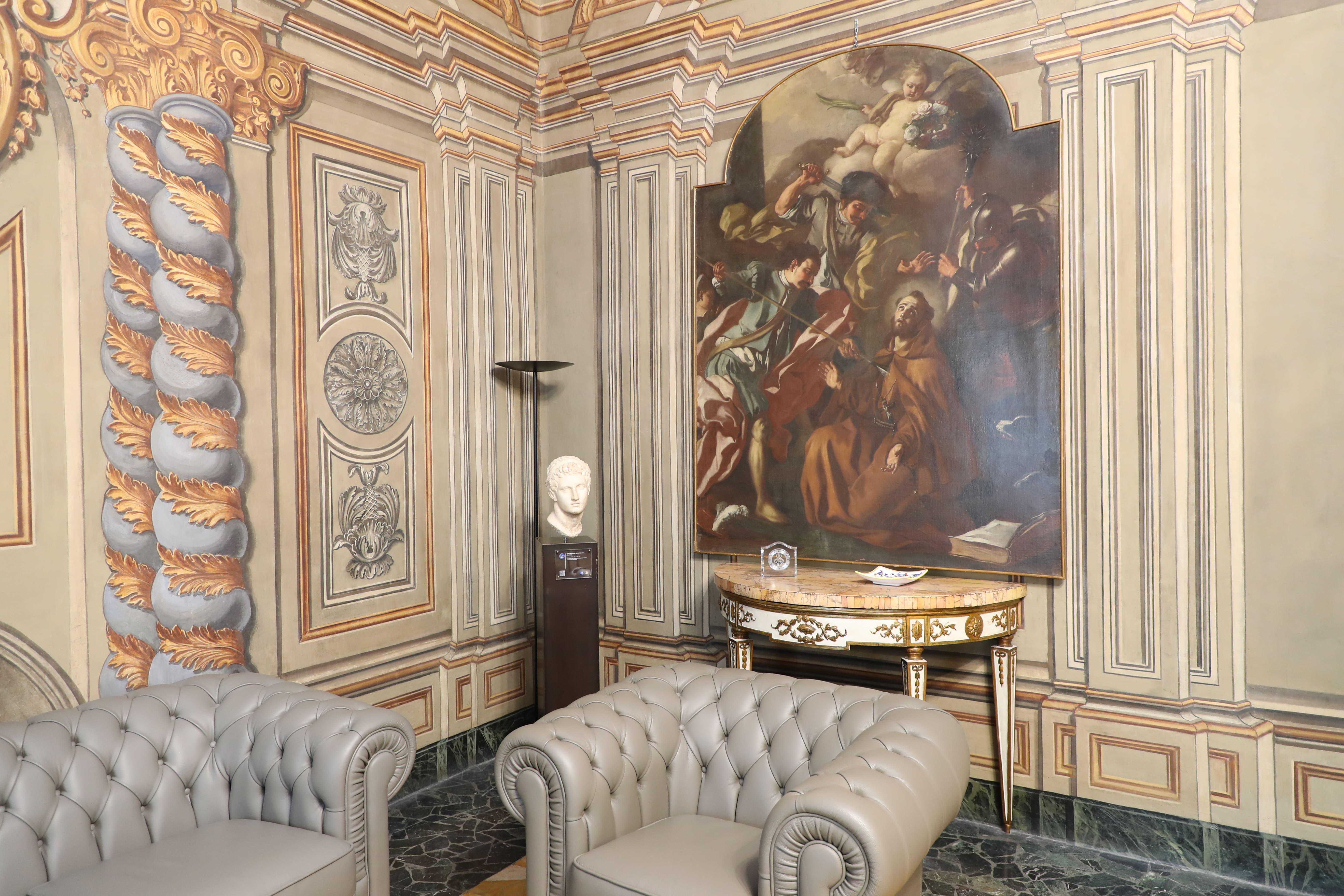 Interno della sala Chelazzi con poltrone e quadro