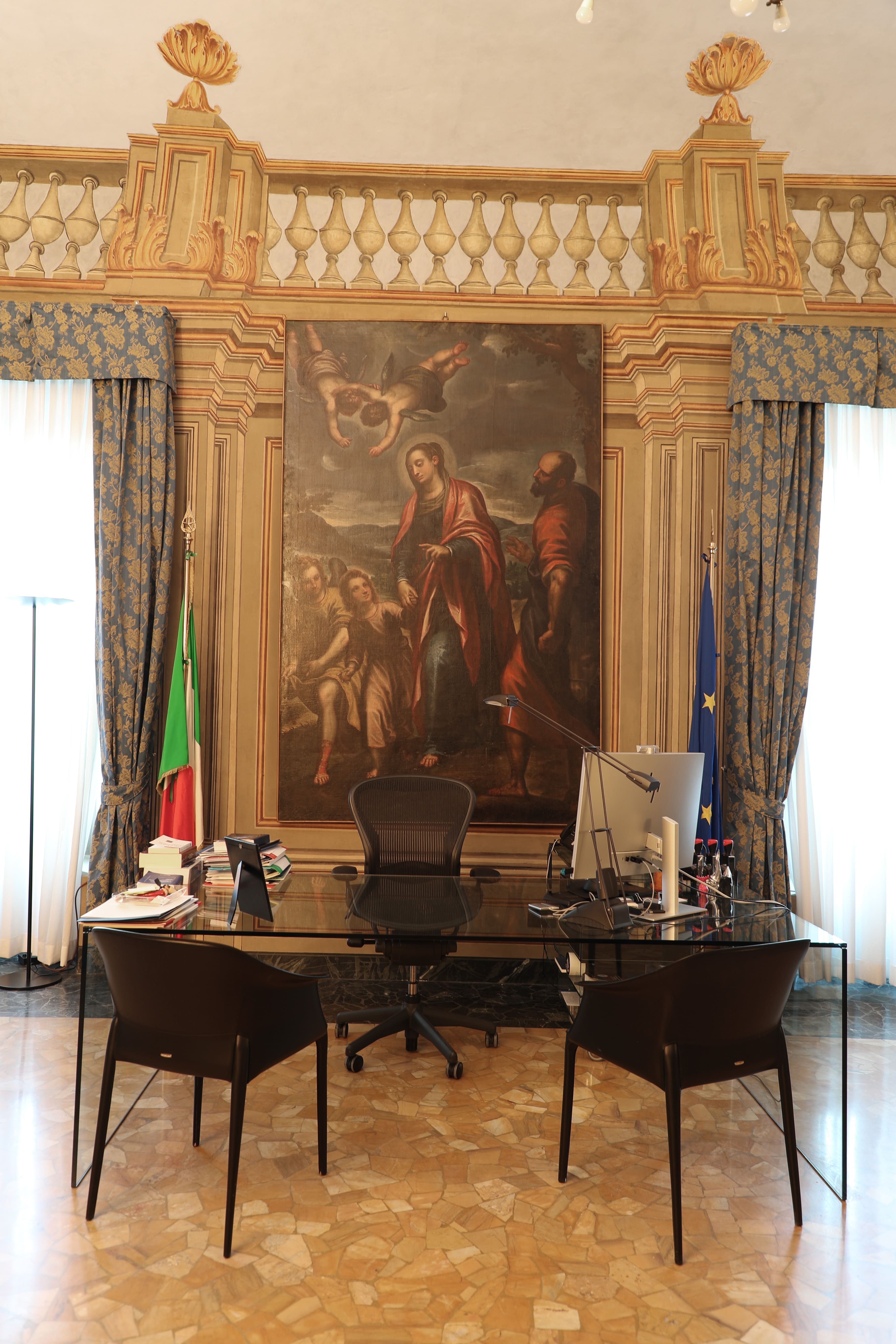Interno della sala Chelazzi con scrivania e poltrone difronte un quadro