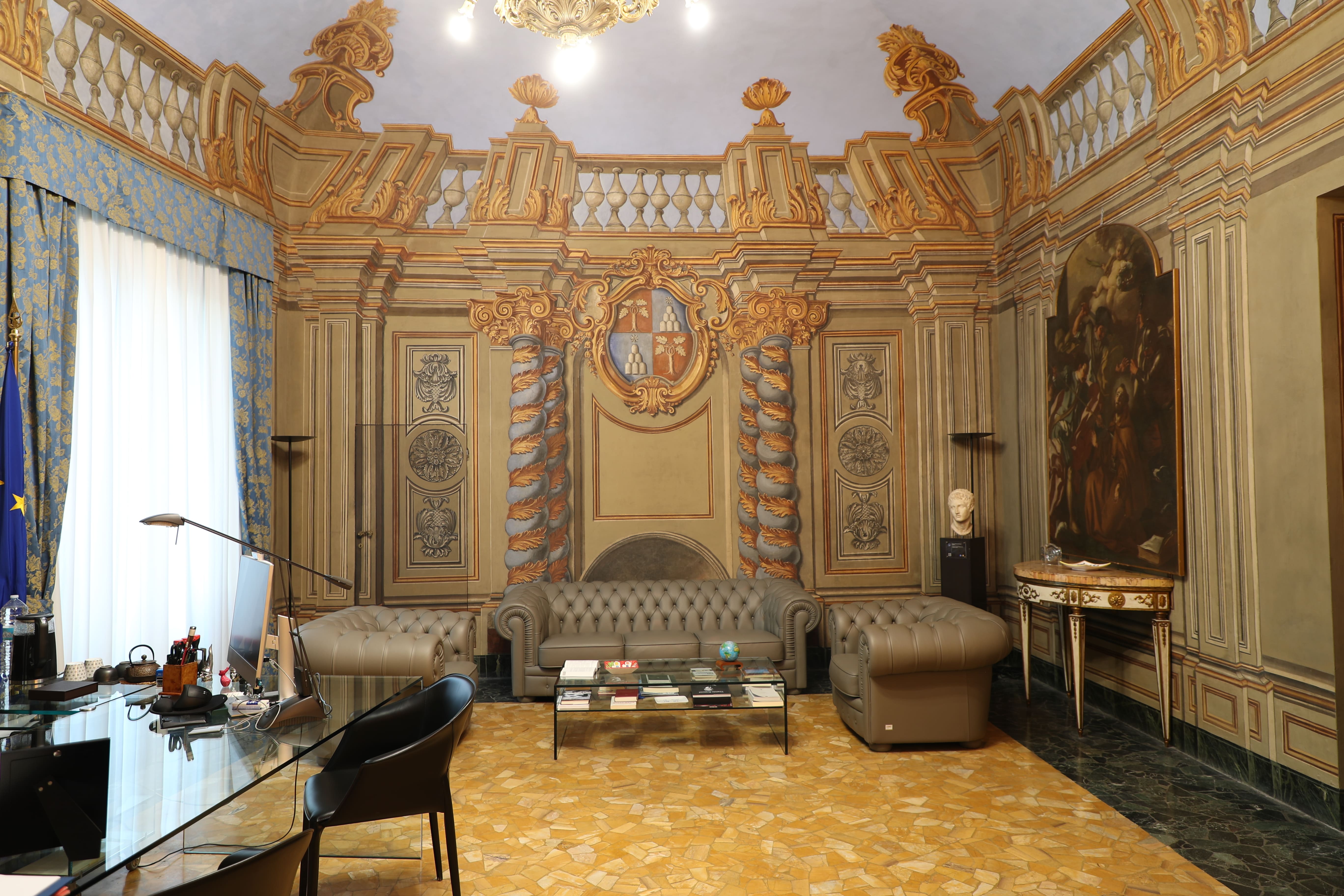 Interno della sala Chelazzi con poltrone divano e tavolo in vetro