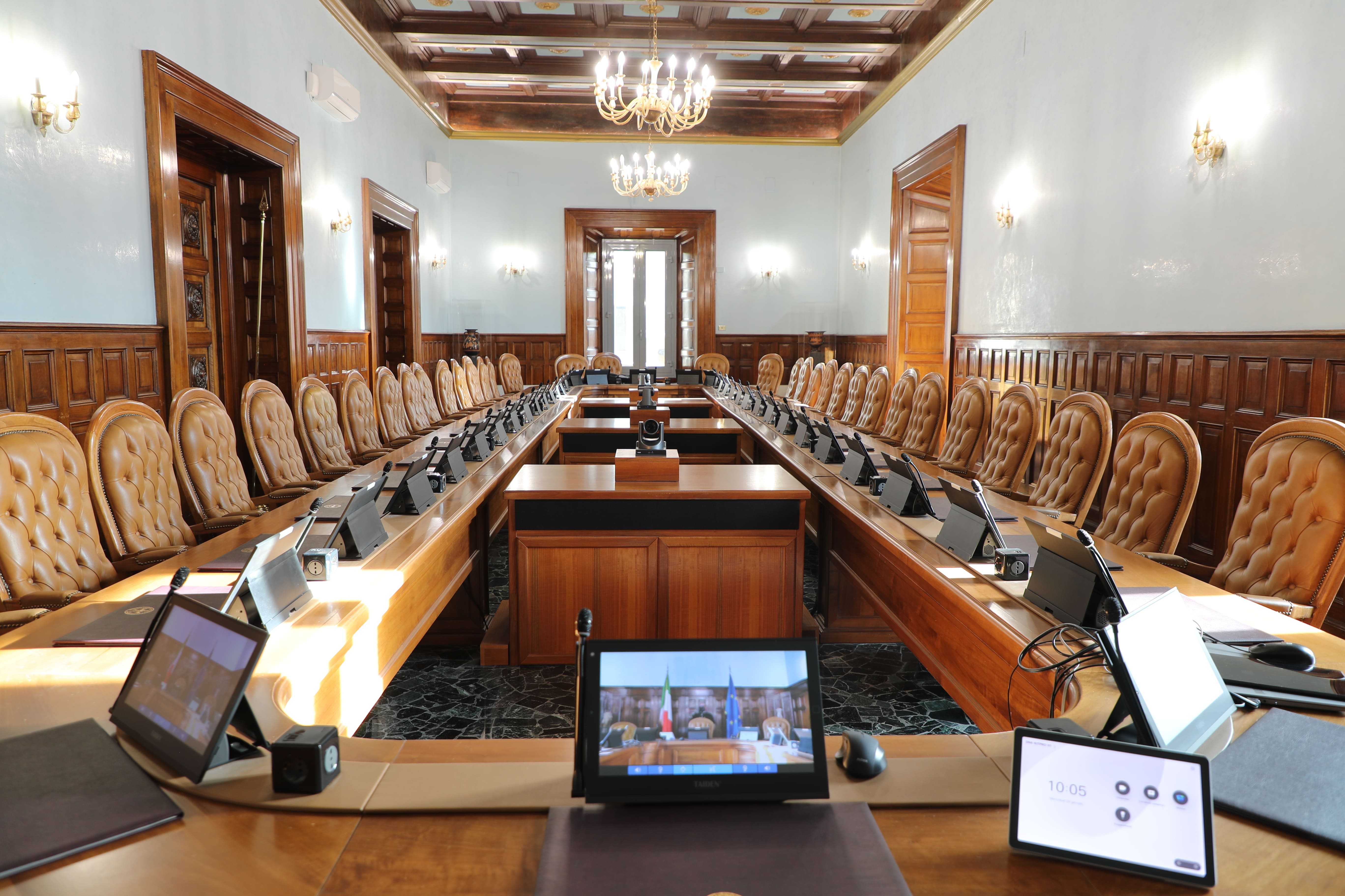 Interno della sala Falcone con poltrone, tavoli in legno e serie di pc
