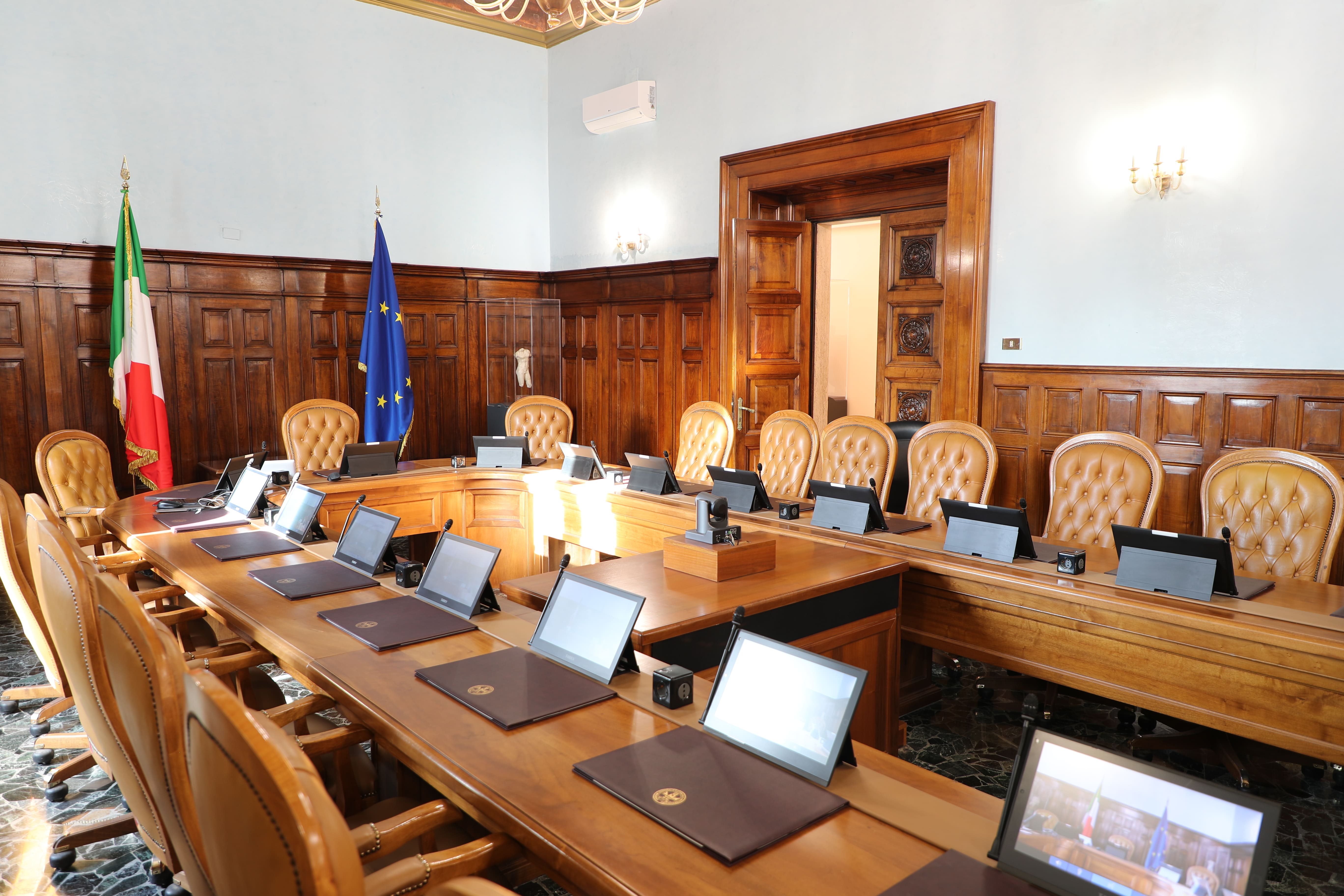 Interno della sala Falcone con poltrone, tavoli in legno e una serie di pc