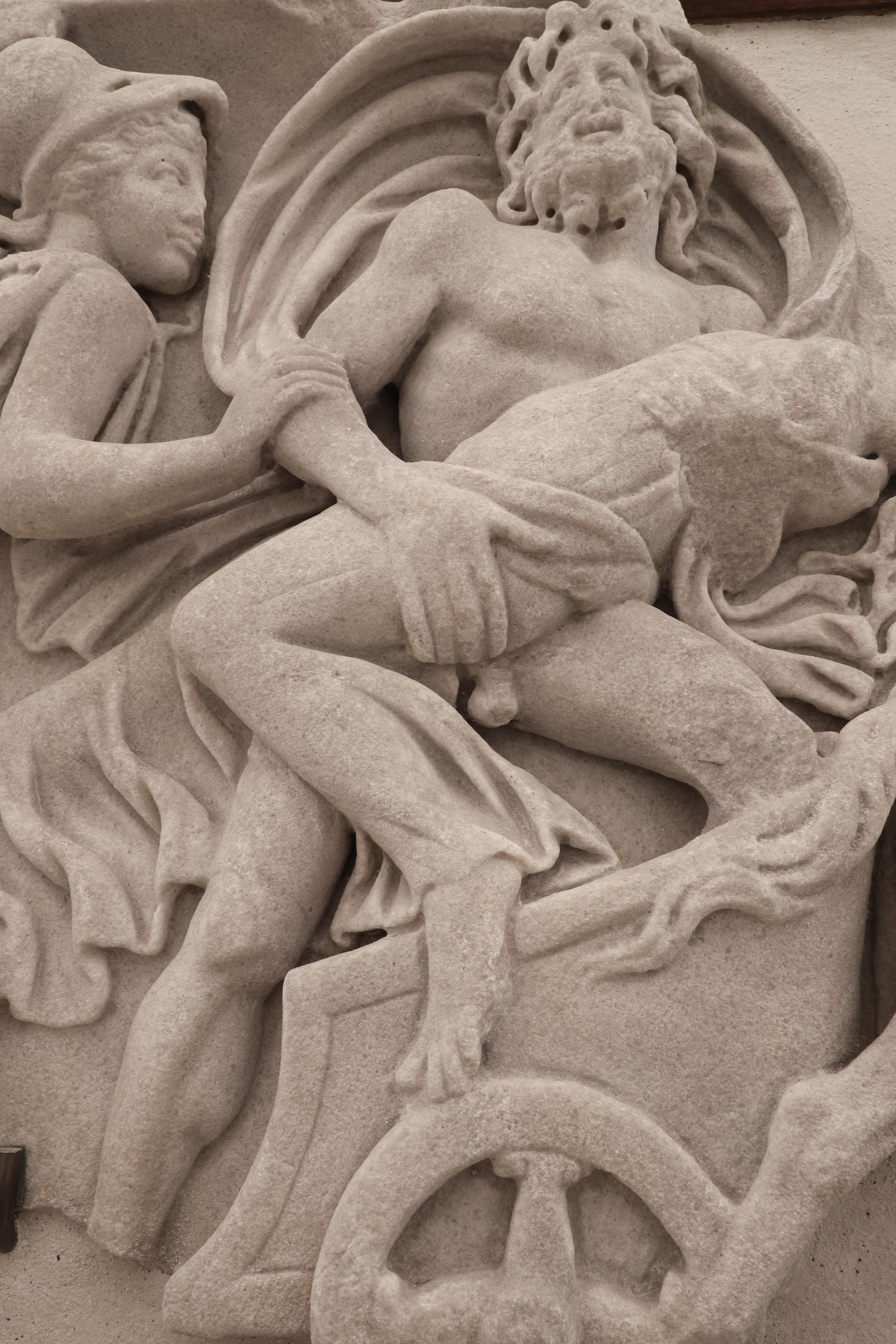 immagine di un dettaglio del marmo in rilievo con raffigurazione del Ratto di Persefone