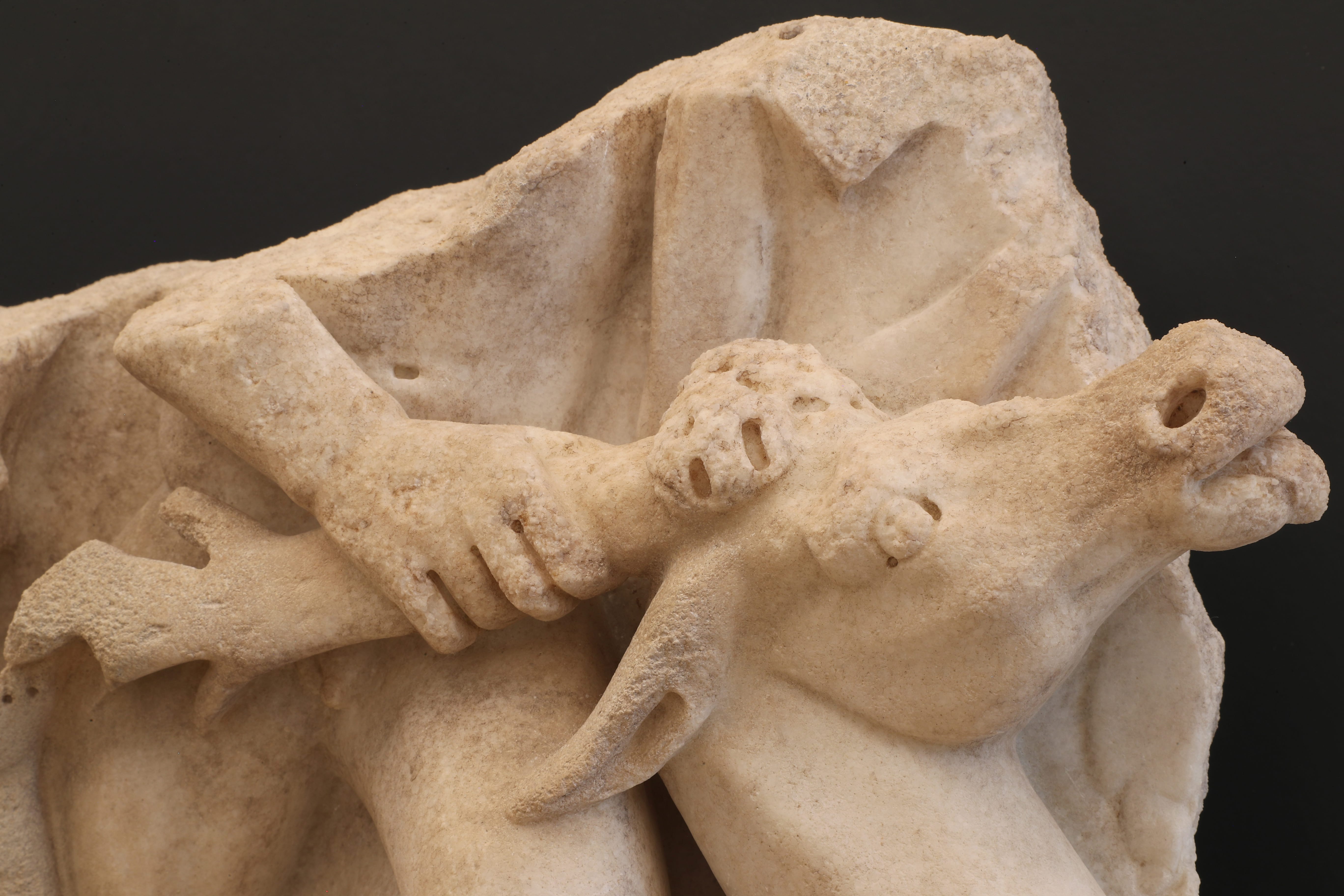 immagine di dettaglio del rilievo con raffigurazione delle fatiche di Eracle