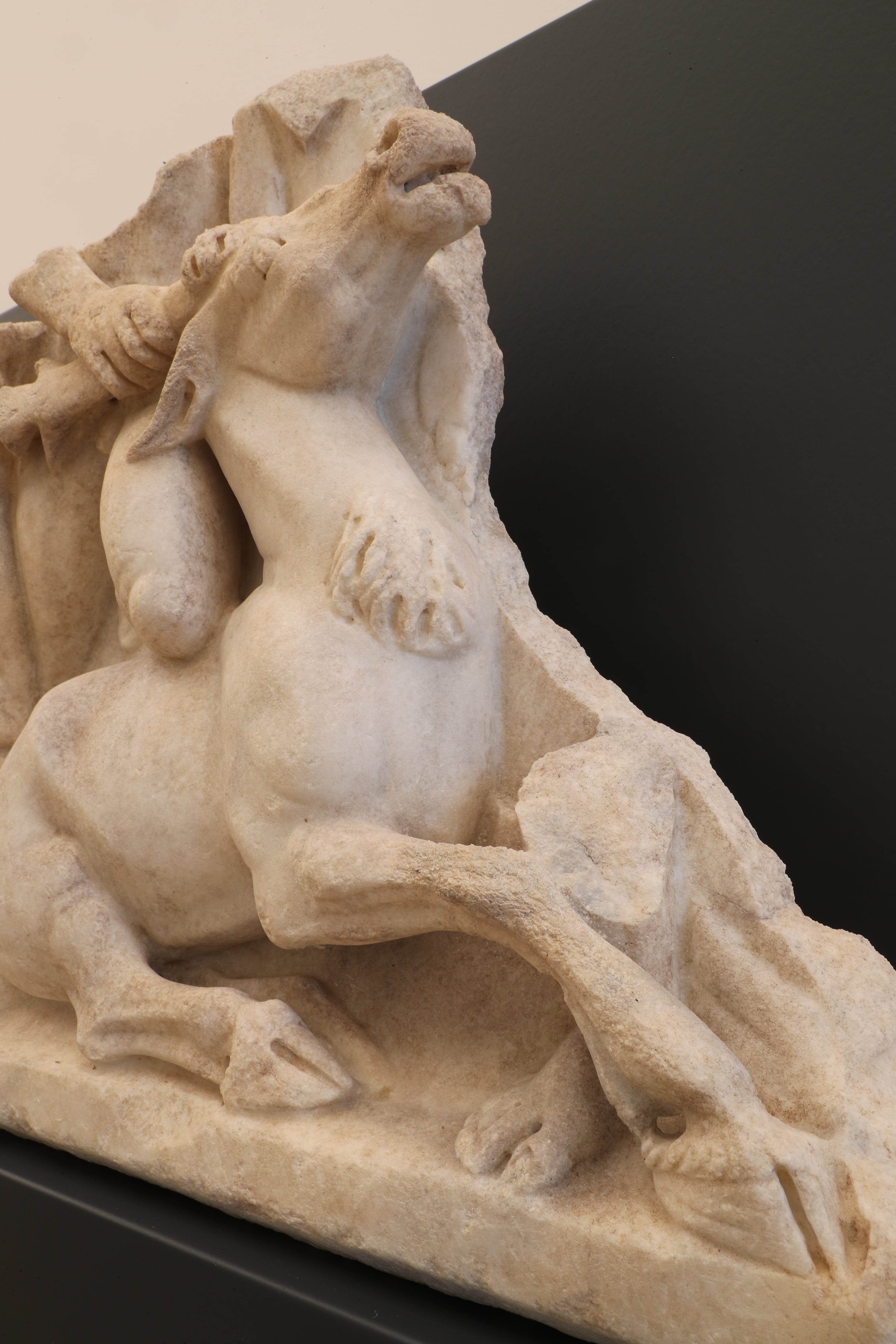 immagine di dettaglio del rilievo con raffigurazione delle fatiche di Eracle