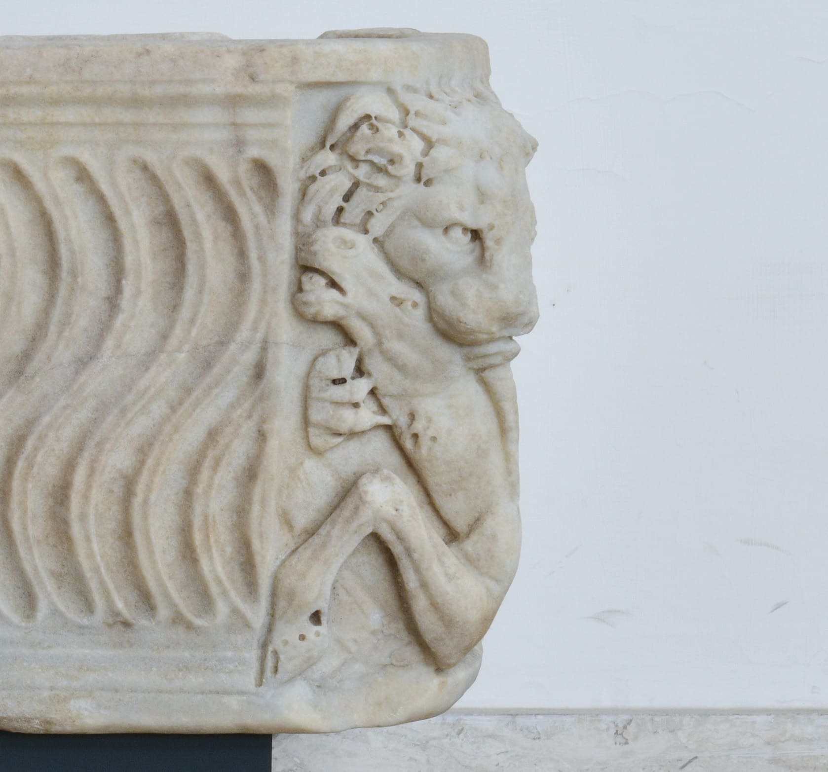 immagine del dettaglio laterale del sarcofago strigilato