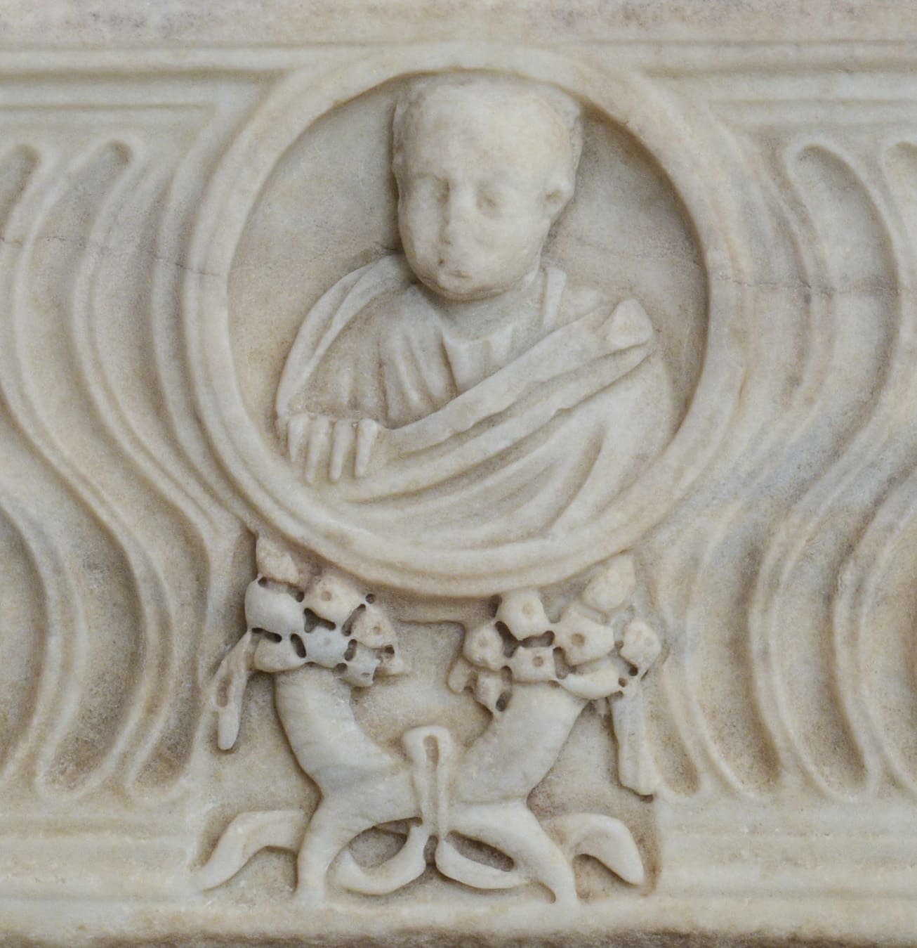 immagine del dettaglio della parte centrale del sarcofago strigilato